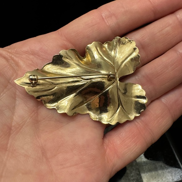 Vintage Goldtone Rhinestone Leaf Brooch Textured 1960s Pin Estate EUC - Picture 4 of 5